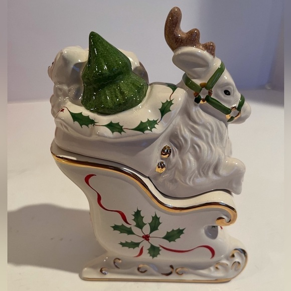 New in Box Lenox Holiday Stackable Reindeer and Sleigh Salt and Pepper Shakers - Picture 6 of 13